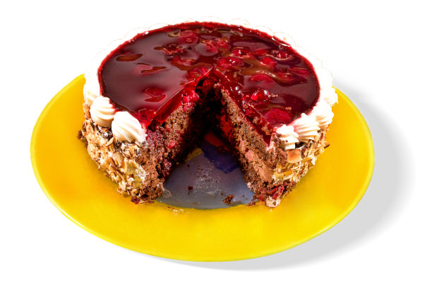 樱桃蛋糕放在黄色盘子里，切掉一块。图片下载