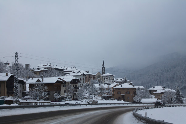 意大利的白色村庄和街道图片下载