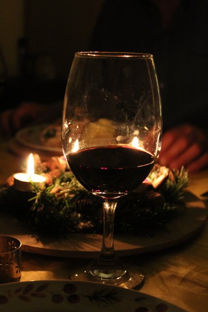 一杯葡萄酒和一个背景壁炉图片下载