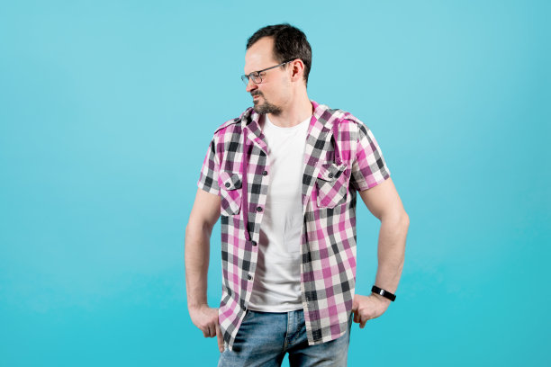 刚毛的人把脸移开，感受着不愉快的情绪图片下载