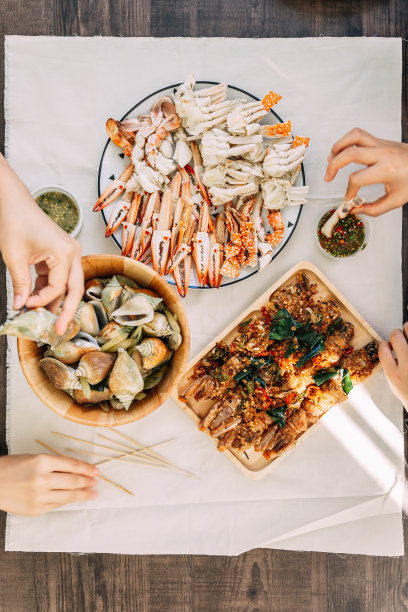 俯视图蒸花蟹和巨型泥蟹，蒸蟹分开的部分，如蟹爪肉和身体与烤鸭蛤壳。图片下载