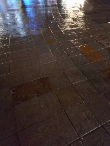 在英国布莱顿的雨中倒影的人的影子图片下载