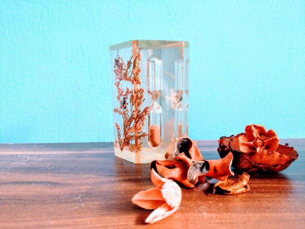 木制背景和蓝色背景的玻璃沙漏图片下载