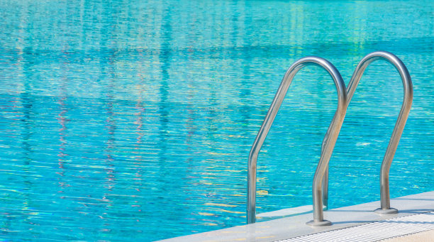 用于抓水和爬出游泳池的钢栏杆。图片下载