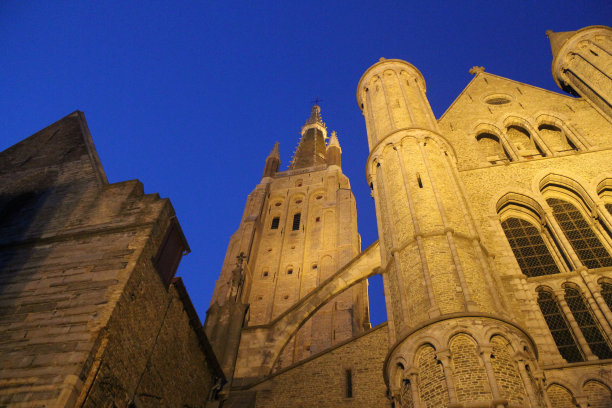 黄色的教堂和蓝色的天空图片下载