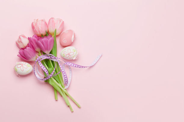 带有彩蛋和郁金香的复活节贺卡图片下载