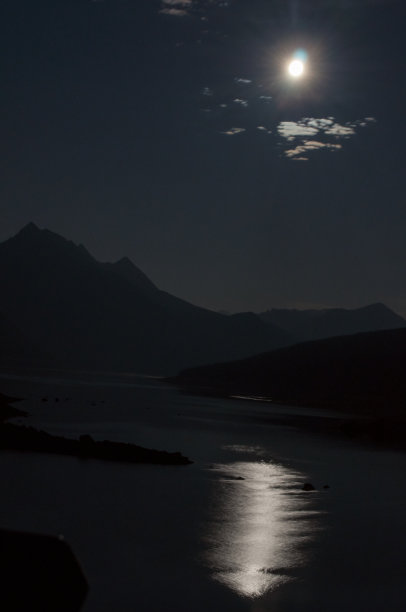 满月映湖图片下载