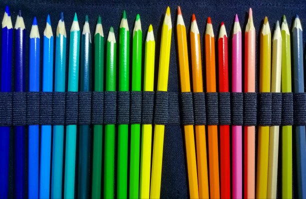 黑色背景上鲜艳的儿童彩色铅笔。图片下载