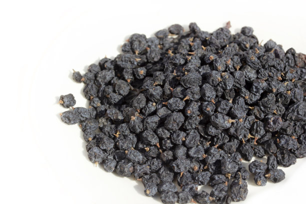 有机黑葡萄干孤立在白色背景图片下载