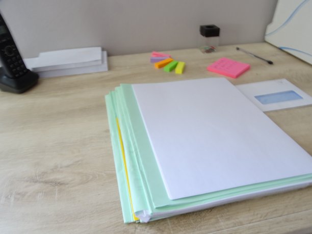 桌子上的文件夹图片下载