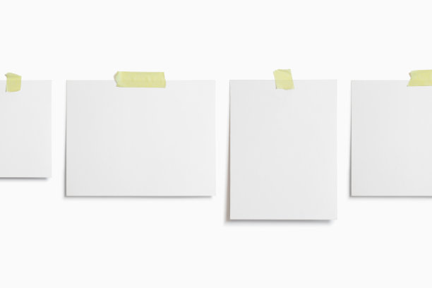 Moodboard模板组成与空白照片卡，撕破的纸，宝丽来框架胶合黄色胶带和隔离在白色便于编辑。图片下载
