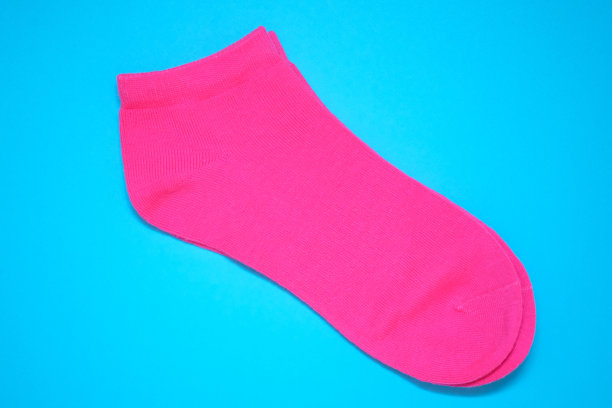 蓝色背景上的粉红色袜子。图片下载