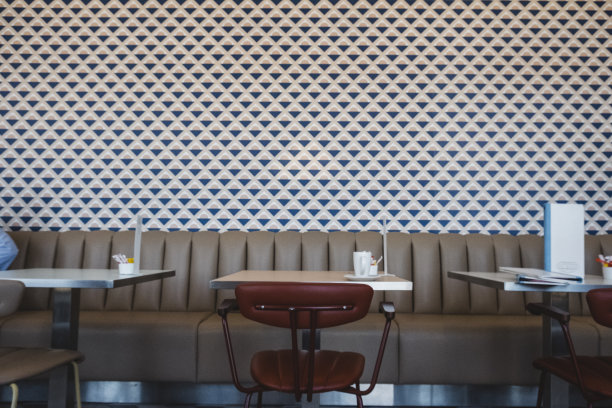 空咖啡馆座位与几何印花墙纸图片下载
