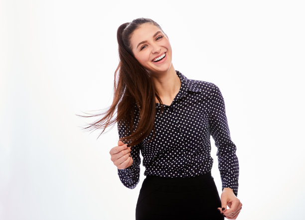 大笑的女商人在白色的背景下旋转着她的马尾辫图片下载