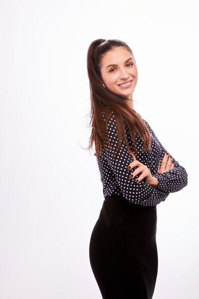 微笑的女商人站在一边，双臂交叉在白色图片下载