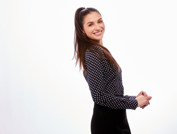 微笑的女商人，长长的马尾辫站在白色的一边图片下载