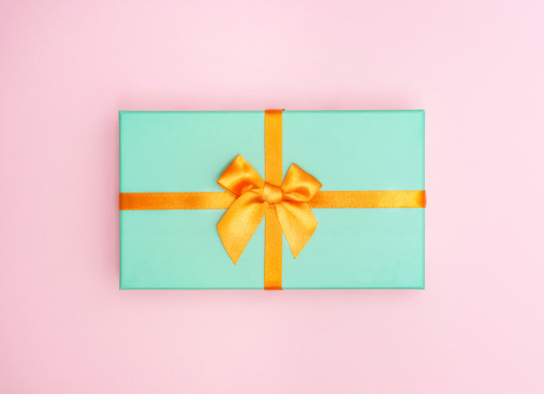 Flatlay与绿色礼盒橙色atlas丝带粉红色的背景图片下载