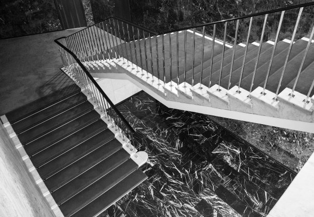 楼梯和黑色大理石地板。室内细节。黑白照片。图片下载