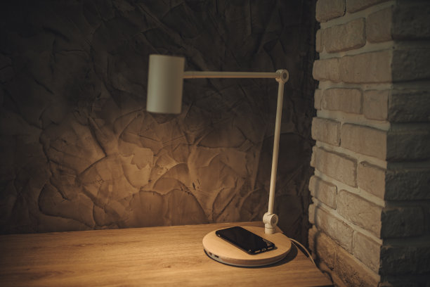 智能手机充电的无线灯充电器图片下载