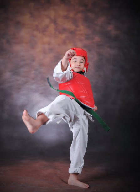 肖像年轻聪明的亚洲孩子做空手道-跆拳道运动在健身房图片下载