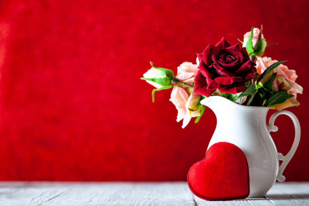 贺卡上有鲜花和爱心。背景与复制空间。有选择性的重点。图片下载