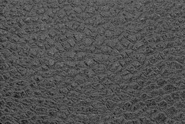 类似粗糙表面的湿沥青的人造试样。图片下载