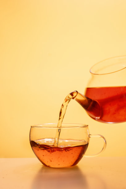 将茶倒入玻璃杯中图片下载