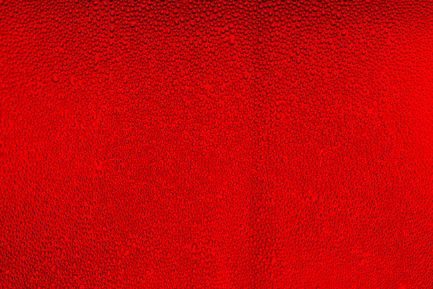 红色背景上的水滴，细节玻璃与红色饮料，冷，滴，背景，红色宏观饮料，红色气泡抽象，饮料，宏观，红色图片下载