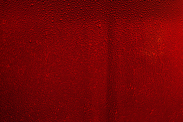 红色背景上的水滴，细节玻璃与红色饮料，冷，滴，背景，红色宏观饮料，红色气泡抽象，饮料，宏观，红色图片下载