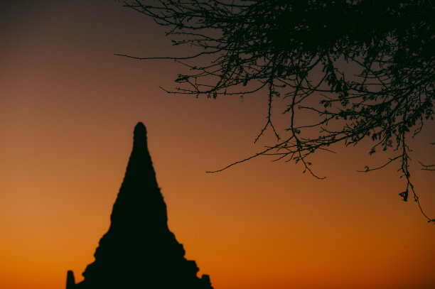 缅甸曼德勒日出时蒲甘的庙宇和宝塔图片下载