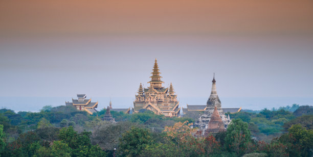 缅甸曼德勒日出时蒲甘的庙宇和宝塔图片下载