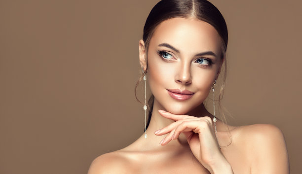 完美的年轻女子肖像与愉快的面部表情。面部护理和美容。图片下载