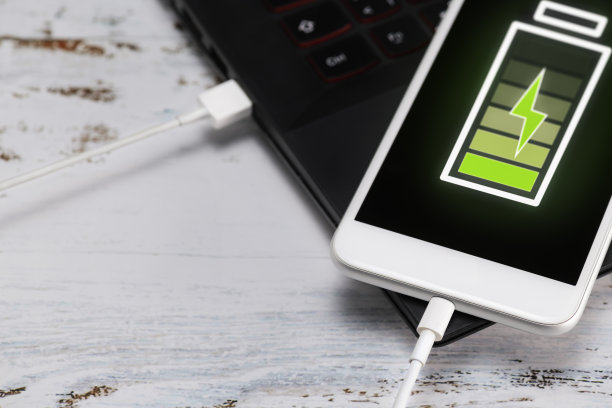 用USB数据线为电脑充电的智能手机图片下载