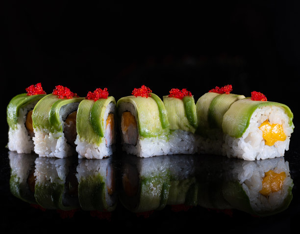 日本寿司孤立在黑色背景。镜子表面的反射。关闭了。工作室的照片。图片下载