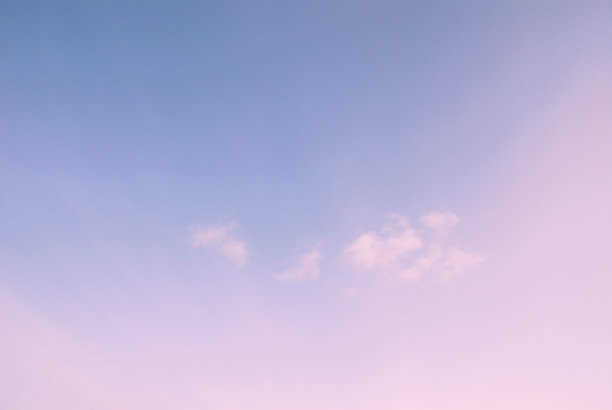 拂晓时，浅蓝色、紫色和粉红色的天空图片下载