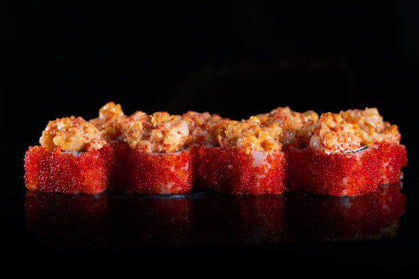 日本寿司孤立在黑色背景。镜子表面的反射。关闭了。工作室的照片。图片下载