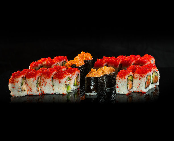 日本寿司孤立在黑色背景。镜子表面的反射。关闭了。工作室的照片。图片下载