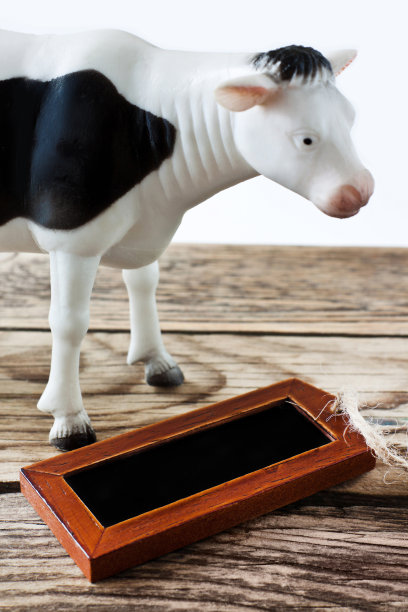 牛和木制标签背景图片下载