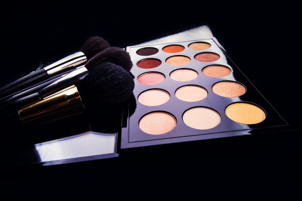 化妆刷和眼影图片下载