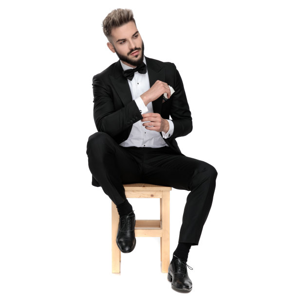 商人坐着修理袖子，眼睛看着别处，若有所思图片下载