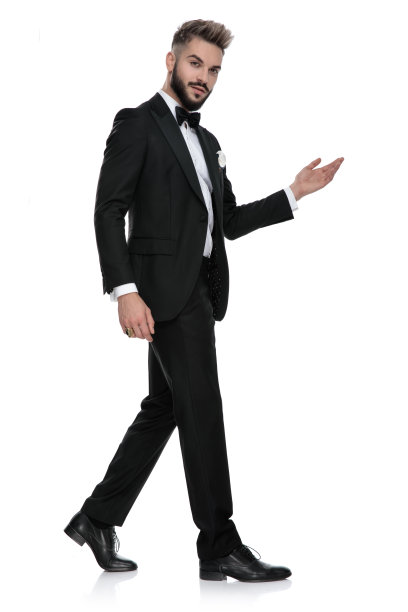 年轻的商人边走边展示图片下载