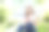 美丽的学生女孩使用智能手机在一个城市图片下载