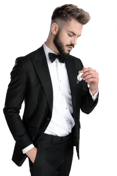 商人站在那里，一只手插在口袋里，向下看图片下载