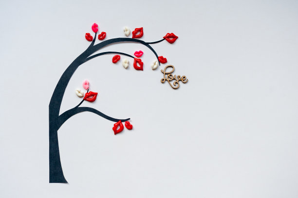 树的叶子是唇形的，白色的背景上写着“爱”。图片下载