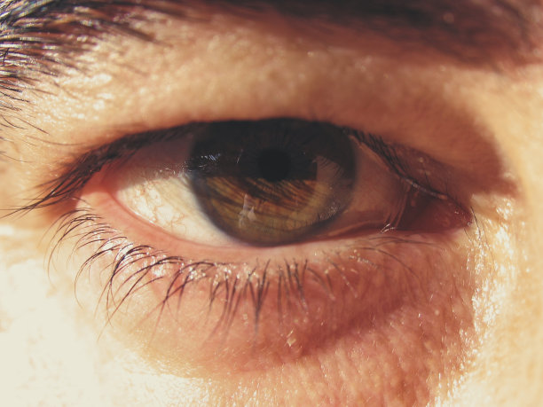 一个男人眼睛的近景图片下载