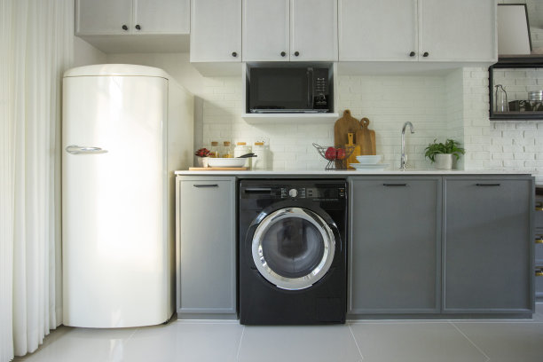 现代白色木质厨房在豪华的家庭内部图片下载