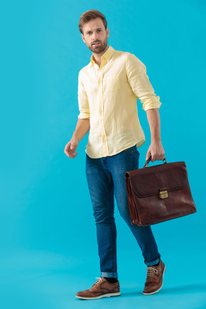 坚定随意的男人拿着公文包向前走图片下载