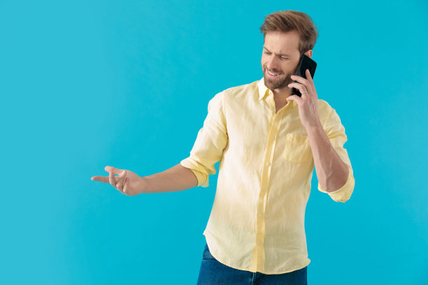 烦恼的休闲男人不同意他的电话和手势图片下载