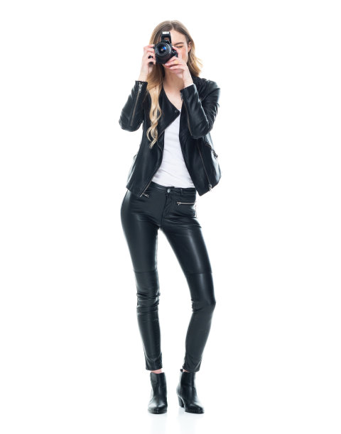 白人女性游客站着，穿着靴子，拿着相机图片下载