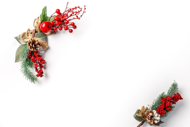 圣诞节的模板。白底上有冷杉树枝、松果、红莓和装饰品。圣诞和新年作文。冬季和新年的概念。前视图。平的。本空间图片下载